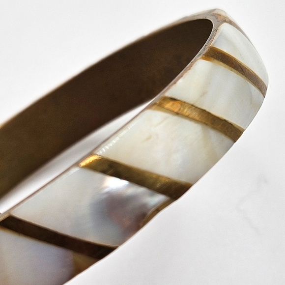 VINTAGE Mother of Pearl MOP Stripe Inlay Brass Bangle Bracelet Made in India - Picture 3 of 6